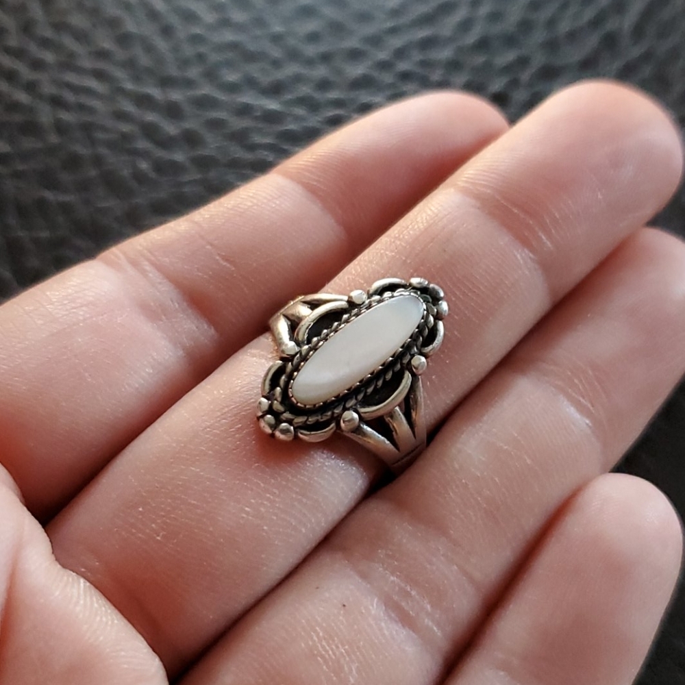 VTG sterling & mother of pearl ring- size 7